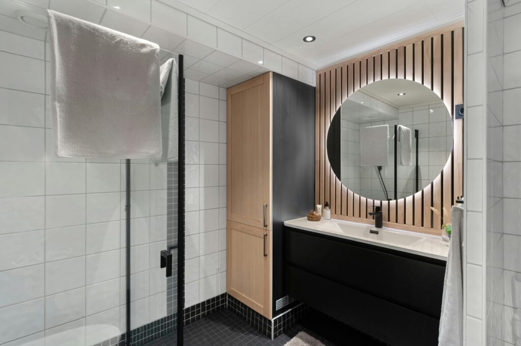 DIY gold rim mirror decor idea