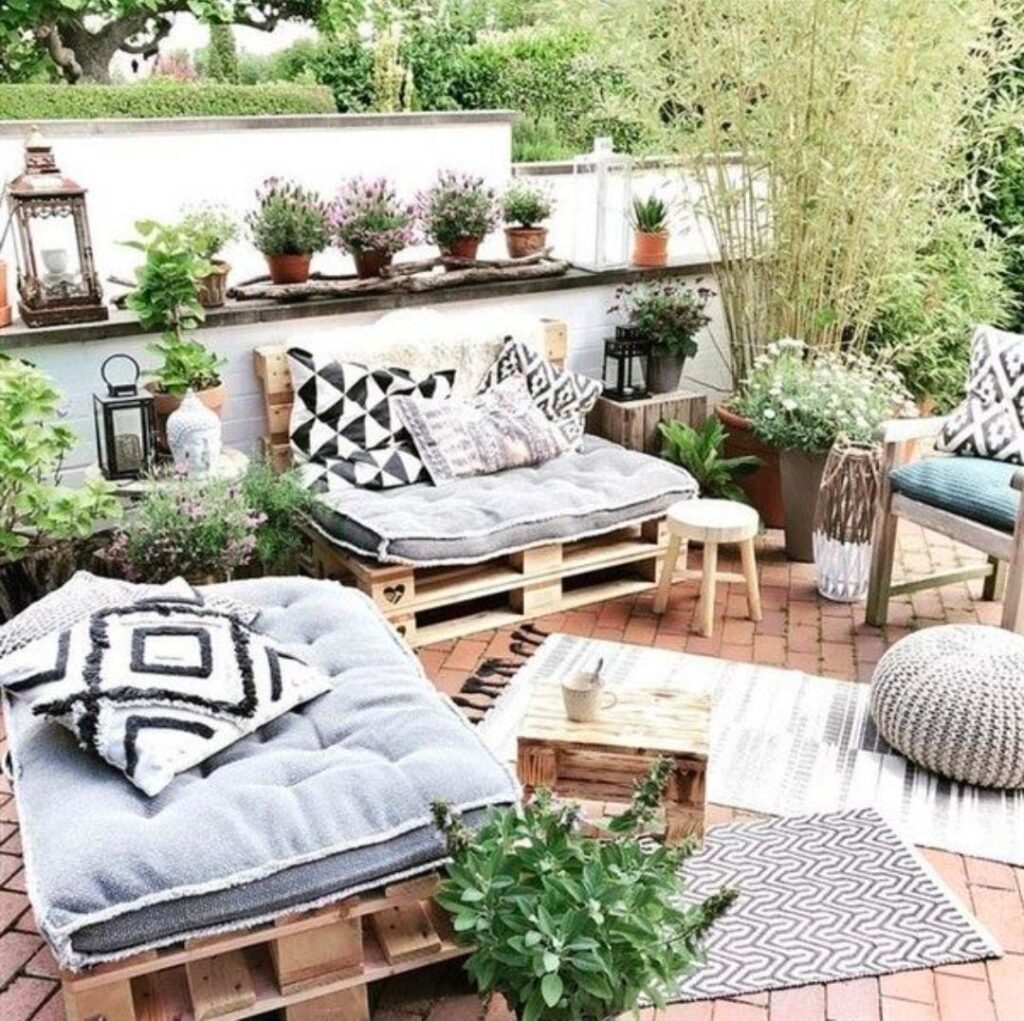 DIY pallet seating arrangement for small backyard patio