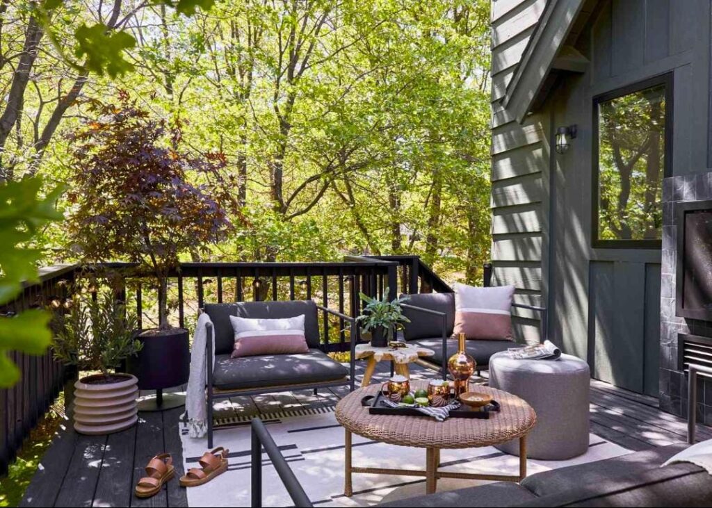 DIY painted outdoor furniture makeover for patio